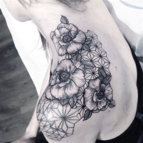 Geometric flowers tattoo … | Tatuaje de hombro, Tatuajes de mujeres, Tatuaje de peonías