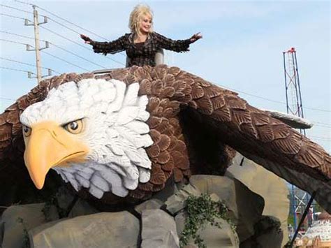 Dolly rides Dollywood's Wild Eagle float during 27th Annual Homecoming ...