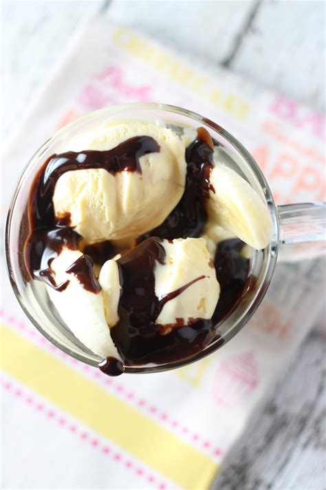 Mama Loves Food!: Classic Banana Split Sundae