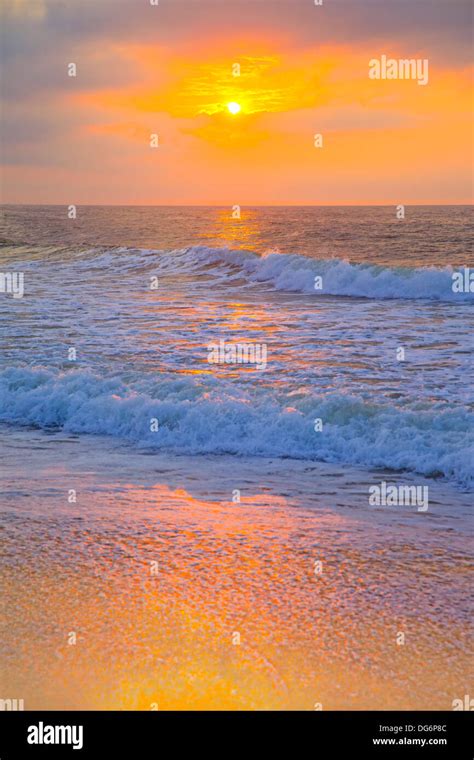 Sun rising over ocean hi-res stock photography and images - Alamy