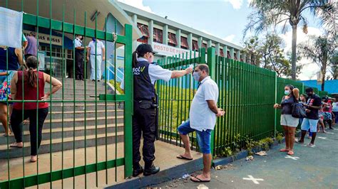 Brazilian town experiment shows mass vaccination can wipe out COVID-19 | Science | AAAS