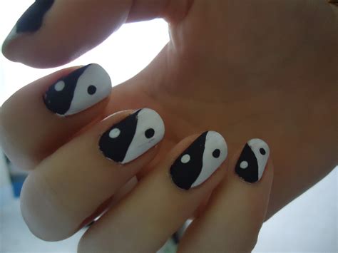 Ying Yang nail art