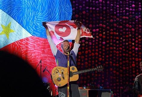 Chris Martin sings about 'completely insane Manila traffic' at Coldplay concert | Philstar.com