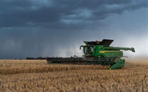 John Deere X Series harvester on tour powers through a Deniliquin wheat ...