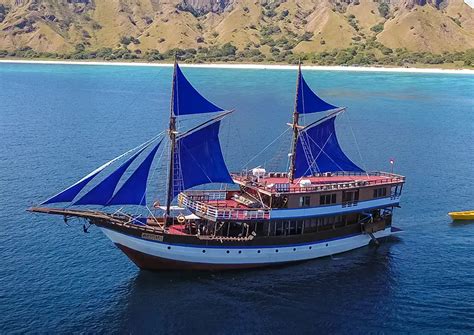 Paket Wisata Private Trip Sewa Kapal Phinisi Labuan Bajo 2024 - IndonesiaJuara