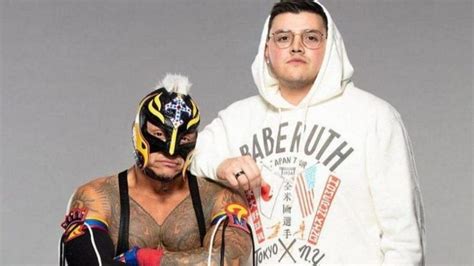 Rey Mysterio poses for a rare photo without his mask