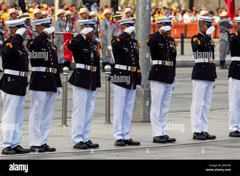 Marine Dress Uniform Stock Photos & Marine Dress Uniform Stock Images - Alamy