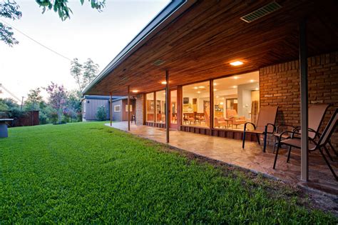 17 Stunning Mid-Century Modern Porch Designs Perfect For The Summer