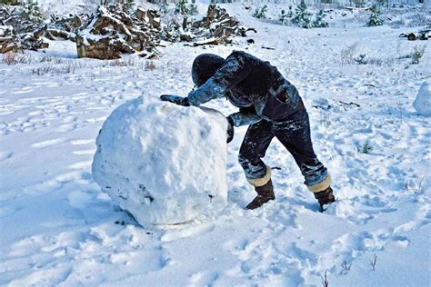 How to Build the Perfect Snowman: 6 Tips | Reader's Digest