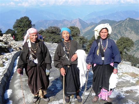 Garhwali women in traditional dress on their way to Tungna… | Flickr