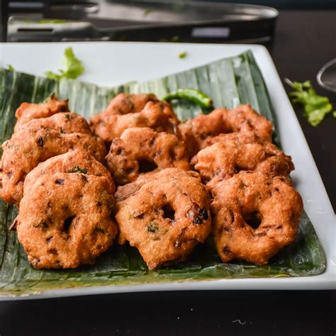 Medhu Vadai/Uludhu vadai/ Lentil Onion Fritters - Relish The Bite