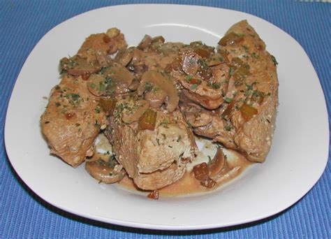 The Iowa Housewife: Poached chicken with wine and mushroom sauce