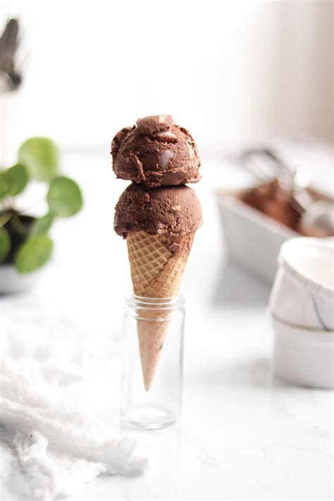 Vegan Chocolate Ice Cream (no churn, no banana) | Happy Vegannie