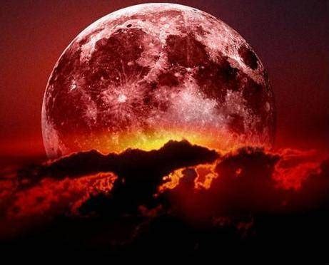 Dark Haiku Moon: Crimson mist rises