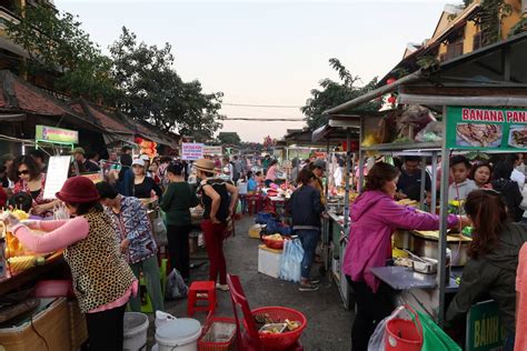 Hoi An Night Market: Delicious sweets and plenty of souvenirs