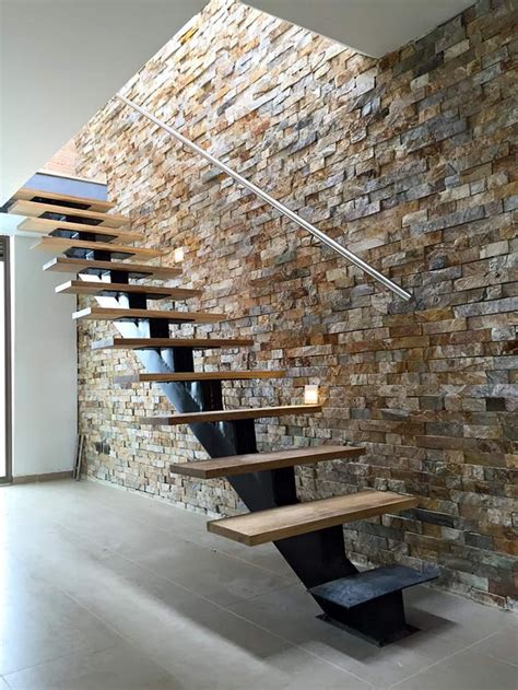 Detalle de escalera con viga central y peldaños flotantes | homify | Diseño de escalera ...