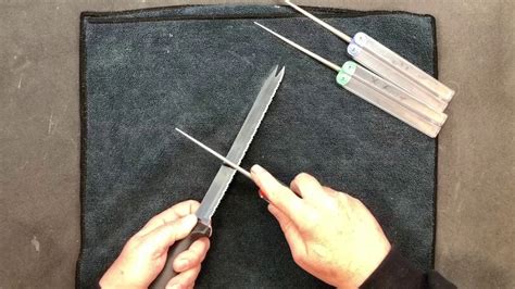 Sharpening a Serrated Knife - YouTube