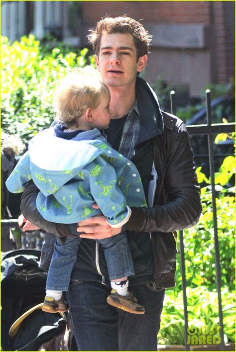 and he does baby duty | Andrew garfield, Emma stone andrew garfield, Andrew