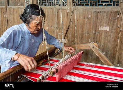 Yubei, Zhejiang, China. Senior Woman Weaving at her Loom Stock Photo - Alamy