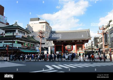 Kaminarimon gate of the Kaminarimon gate of the Sensō-ji temple in Asakusa, Tokyo, Japan Stock ...