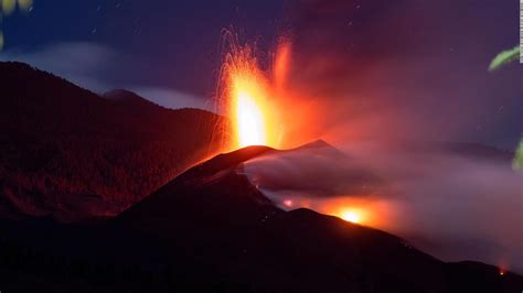 Look at the impressive columns of gases that emerge from the Cumbre ...