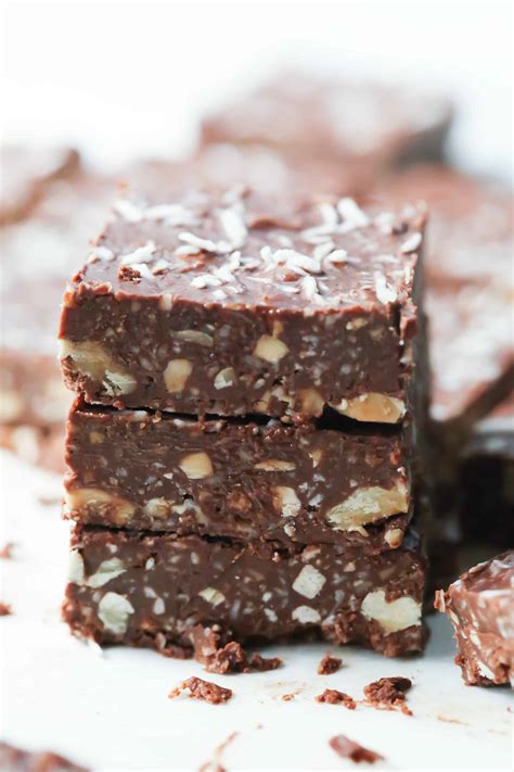 Low-Carb No-Bake Chocolate Coconut Bars - Primavera Kitchen