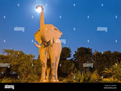 Chhatarpur temple Delhi Stock Photo - Alamy