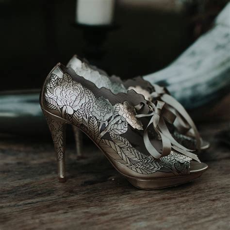 40 Scintillating Vintage Wedding Shoes to Wear on Themed Weddings