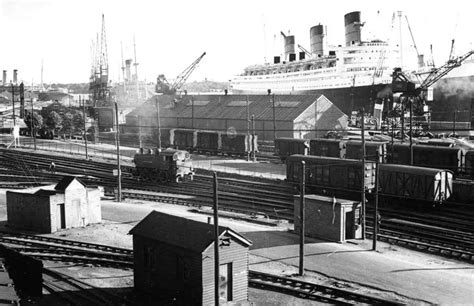 Queen Mary at Southampton Docks - Gare Maritime