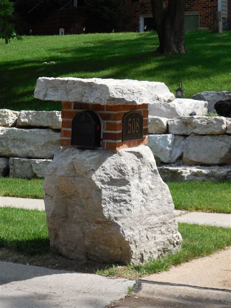 Custom stone mailbox coordinates with the stone landscaping. | Landscape arquitecture, Buzón