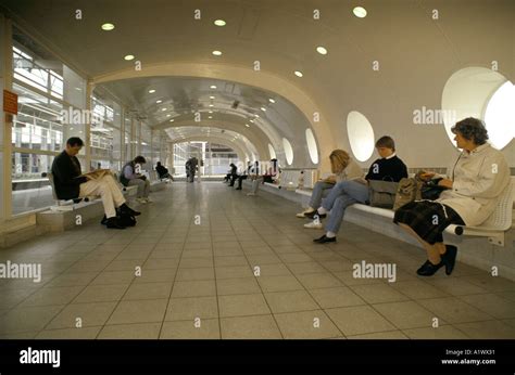 TOTTENHAM HALE STATION LONDON UNDERGROUND Stock Photo - Alamy