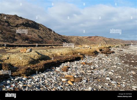 Blackhall Colliery playa mostrando erosionado la capa de residuos de la ...