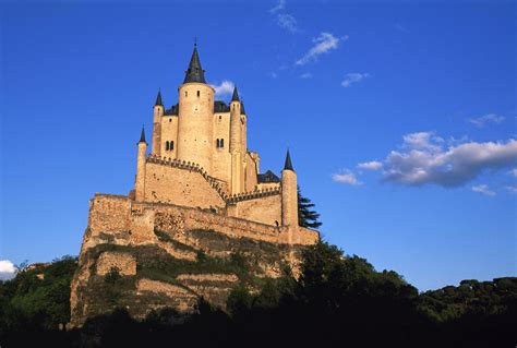 Un viaje a la Edad Media: los 15 castillos más bonitos de España