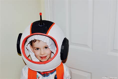 Easy DIY Space Helmet - Kids Astronaut Costume - mudpiefridays.com