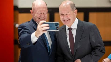 German Chancellor Olaf Scholz meets ‘doppelganger’ US Senator Chris ...