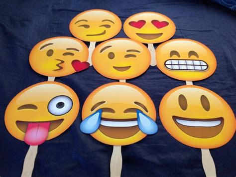 Emoji on a Stick Set 1 Smiley Emoji Party Photobooth Prop Large 8 Piece ...