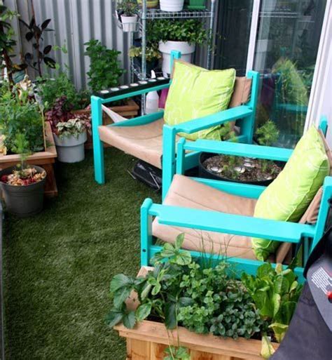 Fake grass to greenify a city balcony, from Design Sponge. | Fake grass backyard, Apartment ...