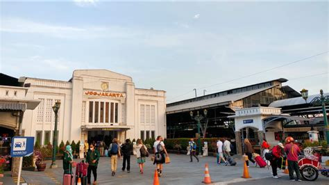 Libur Akhir Pekan, Turis Asing Padati Stasiun Tugu Yogyakarta