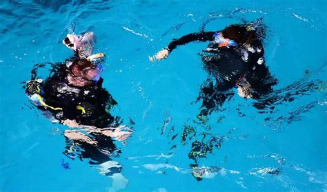 How to Scuba Dive Safely: Tips for Beginners - OpenWaterHQ