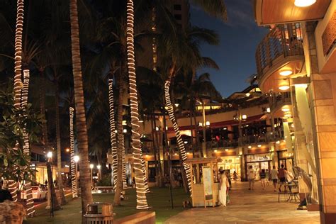 Waikiki Beach Walk in Honolulu, Hawaii - Kid-friendly Attractions | Trekaroo