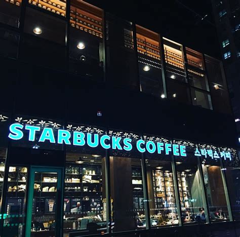 "STARBUCKS COFFEE 스타벅스커피"☕️ 한글로 쓴 간판이 인상적인 종로1가의 스타벅스 광화문역… | Flickr