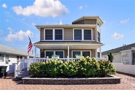 33 Beach 221st St, Breezy Point, NY 11697 | realtor.com®