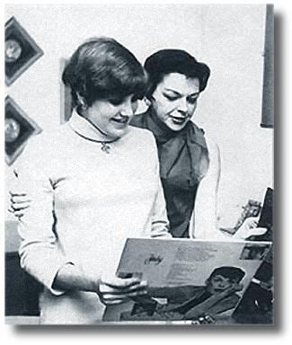 Lorna Luft and Judy Garland in the Warkwick Hotel, Philadelphia, 1968. | Judy garland, Judy ...