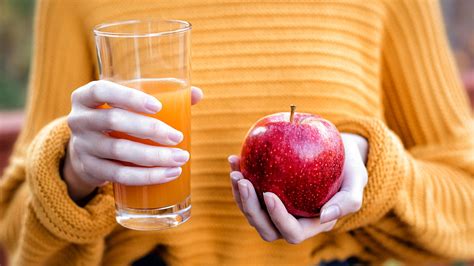 4 Benefits of Apple Juice (And 5 Downsides)