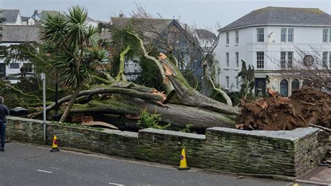 Storm Eunice: Planes forced to abort landing at Heathrow Airport | UK ...