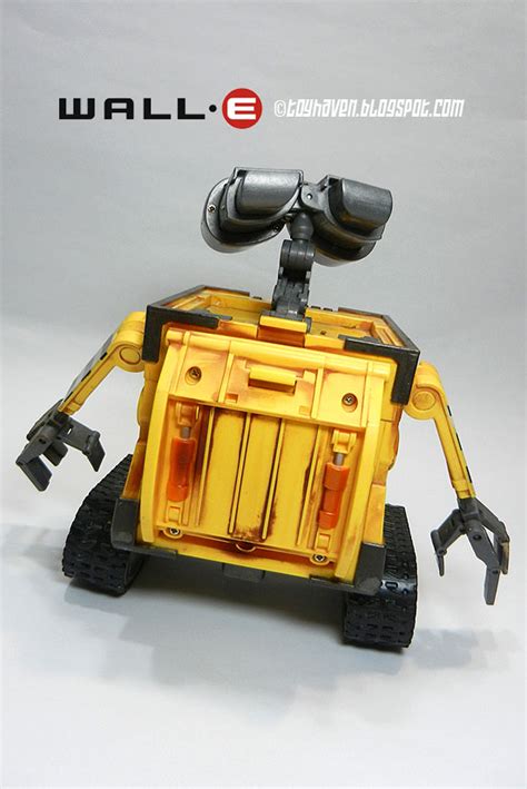 toyhaven: Thinkway Toys 2008 Transforming WALL∙E robot figure