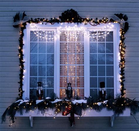 20 Inspired Christmas Window Decoration Ideas | LoveToKnow | Outdoor ...