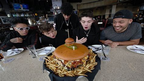 EATING THE WORLDS BIGGEST BURGER CHALLENGE... - YouTube