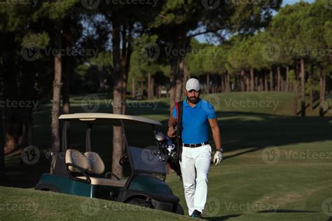 golfer walking and carrying golf bag 10854324 Stock Photo at Vecteezy