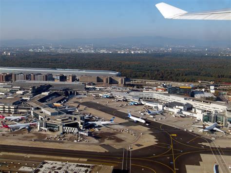 File:Aerial-View-of-Frankfurt-Airport-4-lr-a.jpg - Wikimedia Commons